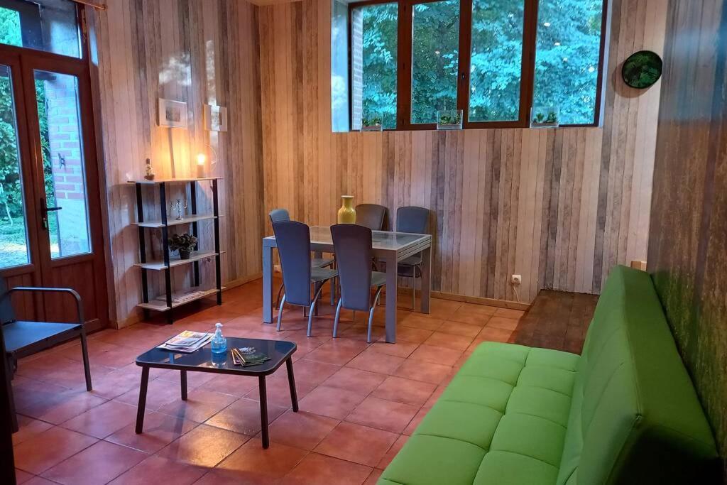 Agonges Suite Dans Le Jardin Du Chateau מראה חיצוני תמונה