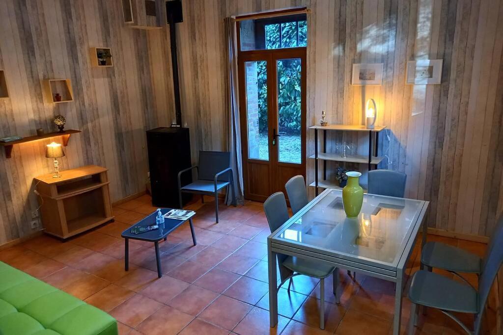 Agonges Suite Dans Le Jardin Du Chateau מראה חיצוני תמונה